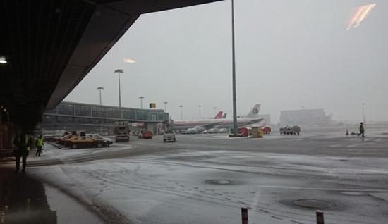 1月25日傍晚5点左右，从上海虹桥机场2号航站楼登机口可见，机场跑道已经有一层积雪。 微博@快乐的欧菲莉 图