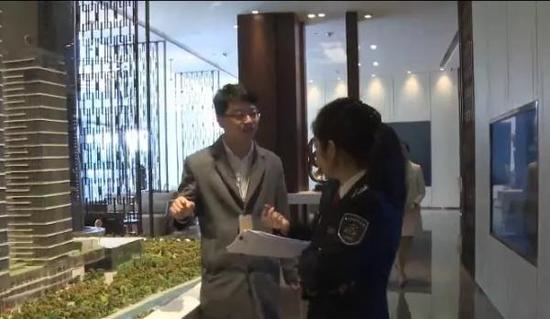 执法人员到深圳湾1号进行调查，查看了其备案记录。