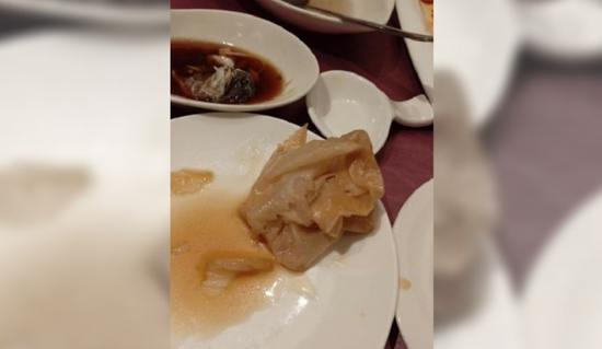 红烧白菜竟是餐巾纸 女食客控诉：半句道歉都没有