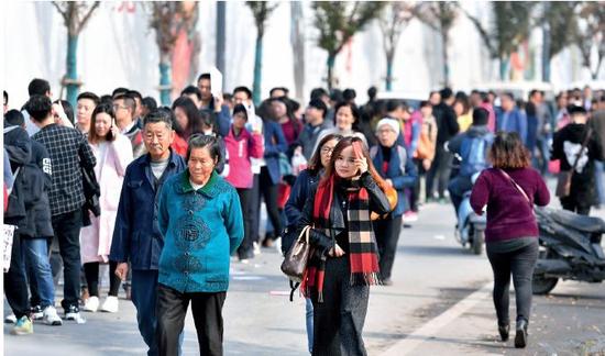 2017年11月15日，江苏省南京市河西10家楼盘进行开售登记，吸引了大量购房者前往排队。图/视觉中国