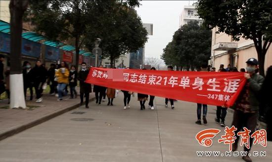 原标题:宝鸡一大学生脱单 舍友拉条幅庆贺沿途发糖