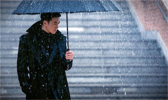 2月10日在部分地区公映的《游戏规则》,是高希希导演根据自己的同名小说改编的,这也是他首次创作长篇小说,致敬《教父》。