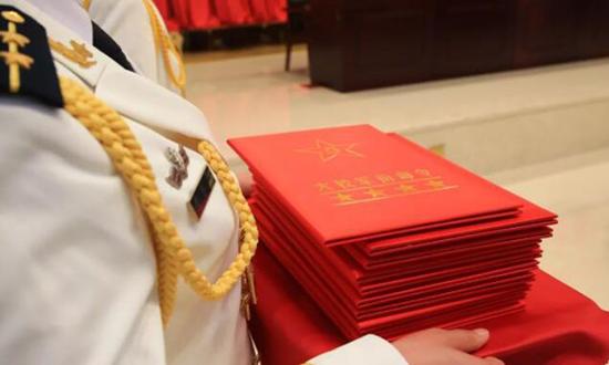 向晋衔军官颁发命令状
