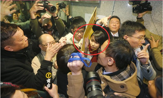 周庭(红圈内)及一众示威者未经允许企图进入区议会会议室内。(图源:香港东网)