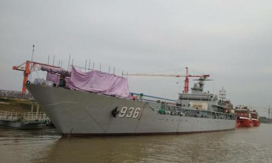 近日,网上有图片疑似中国海军利用072登陆舰测试电磁炮。@荆楚沔阳 图
