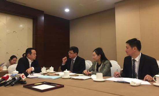 2018年3月9日,国家工商总局相关负责人与全国人大代表张兆安面对面沟通,对张兆安代表(左一)提出的建议给予回应。澎湃新闻记者 何颖晗 摄