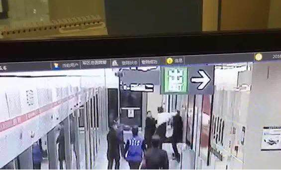 成都商报:男子喝醉坐地铁 工作人员帮扶却被抓头发撕扯殴打