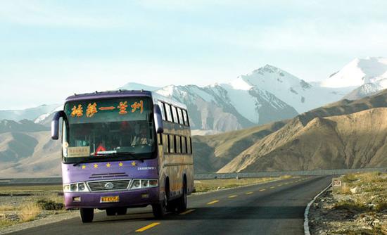 2005年，拉萨到兰州的卧铺公交行驶在青藏公路。