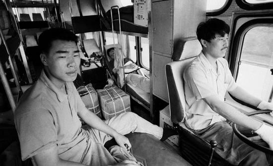 1997年，浙江苍南至广西桂林的双层卧铺客车的两位正副驾驶员。