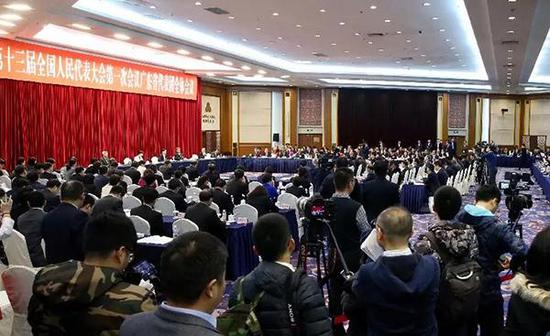 ▲3月6日,十三届全国人大一次会议广东代表团全体会议向媒体开放。 图片来源:新华社
