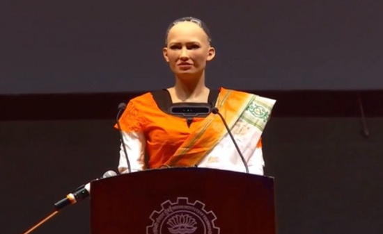 智能机器人索菲娅现身大学演讲 拒绝网友求婚