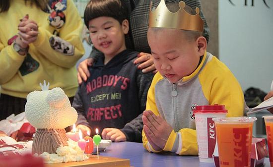 小长江（右）过了生平第一个生日。本文图片 齐鲁网
