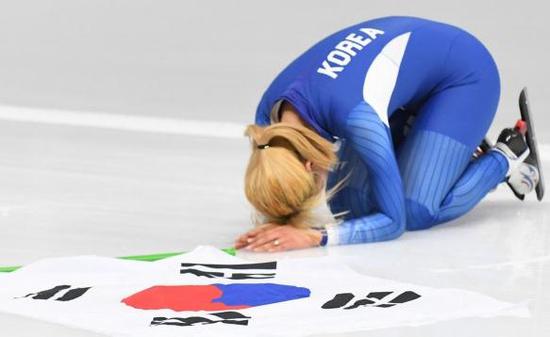 韩国选手拿下银牌，但赛后却现场跪地痛哭。