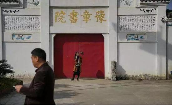 江西南昌豫章书院,今年11月被曝存在关小黑屋、打戒尺、打龙鞭等体罚学生的行为。图片来自网络
