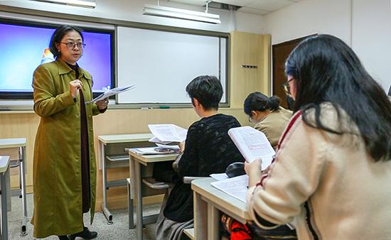 2017年11月,卢丽安在复旦大学给博士生上课。澎湃新闻记者 张呈君 摄