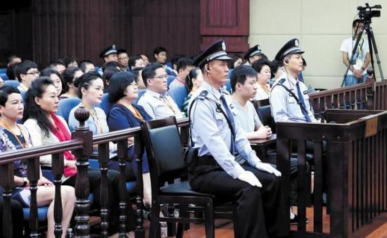 2017年6月23日，山东省高级人民法院对上诉人于欢故意伤害一案二审公开宣判，以故意伤害罪改判于欢有期徒刑五年。 新华社 图
