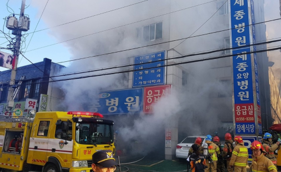 韩国密阳市一所医院发生火灾 现场浓烟滚滚