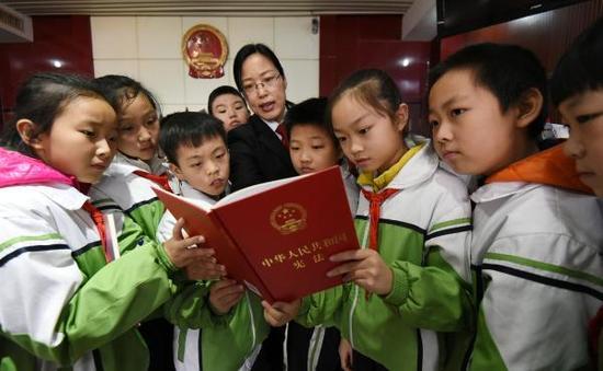 2017年11月30日，在河北省邯郸市丛台区人民法院，法官向丛台小学的学生讲解宪法知识。  东方IC图