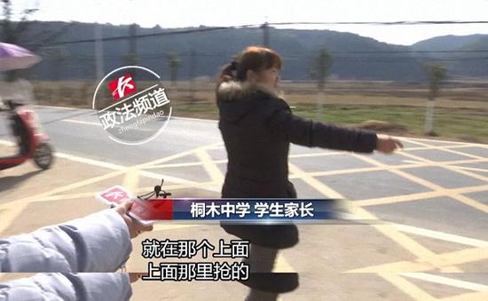澎湃新闻:9岁女孩遭陌生男强行捂嘴往车上拉:咬其手掌挣脱
