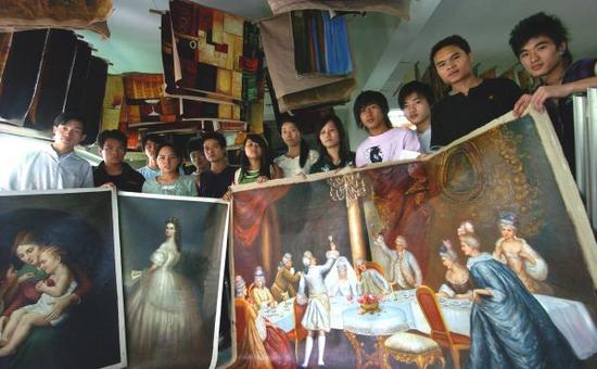 资料图：“大芬油画村”的画工们在展示自己的“作品”。新华社记者刘大伟摄