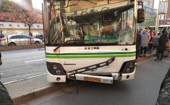 一辆公交车行驶过程中突然失控，撞击行人。市民供图