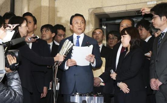 当地时间3月12日，日本东京，日本副首相兼财务相麻生太郎对媒体发表讲话。  东方IC 图