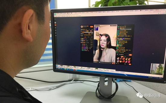 网友在观看直播