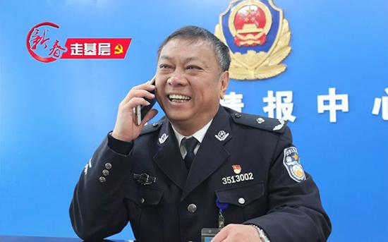 接到女儿的电话,姜政委乐开了