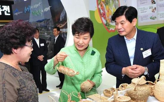 2015年,朴槿惠与世宗市市长李春熙(右)一起参加活动