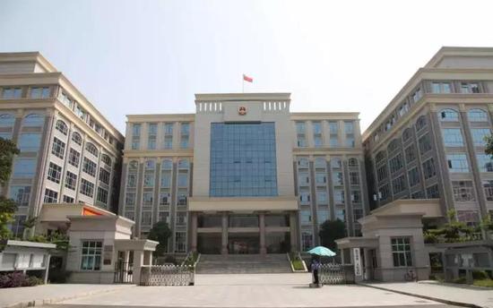 该院是全国最早进行多元化纠纷解决机制改革的试点法院,一直坚持走调解专业化的发展方向,致力于为法院分流案件,减轻诉讼压力;为当事人提供多种方式,降低解纷成本。近期该院依据上级法院的文件精神,重新制定了民商事案件调解操作规程,突出“调解先行”、“诉讼费杠杆”、“调审相对分离”三大特征,其中诉讼费杠杆为调解先行提供保障,调解先行为调审分离创造条件,三者合而为一,建立可持续发展的多元化机制。以下是操作规程的具体内容和详细解读。