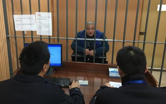 刘农涉嫌交通肇事罪接受警方讯问