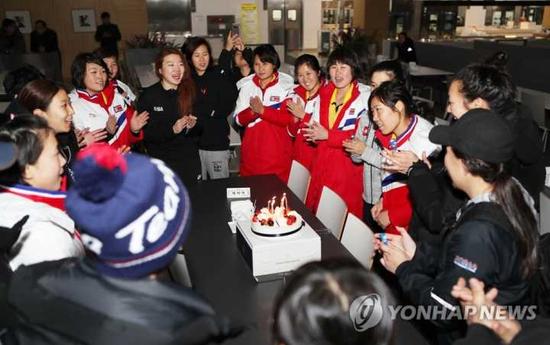 韩朝选手共同为陈玉庆祝生日