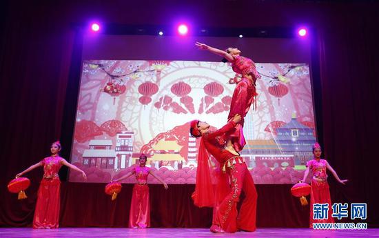 2月15日,在比利时首都布鲁塞尔艺术中心,演员表演舞蹈《普天同庆》。当日,庆祝2018中欧旅游年暨“欢乐春节”晚会在布鲁塞尔艺术中心举行,近千名中外嘉宾观看了一场充满中国韵味的精彩演出。新华社记者叶平凡摄