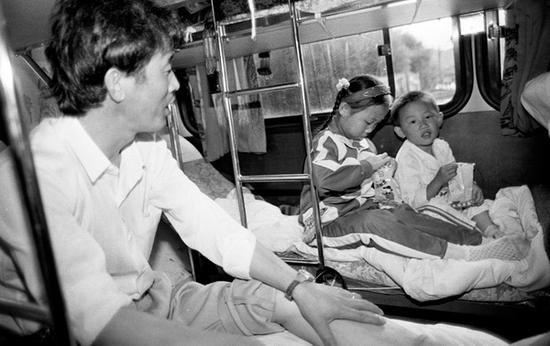 1993年，新疆开通卧铺客车线路，父亲带着孩子们乘坐由阿勒泰市开往乌鲁木齐的夜行卧铺客车。