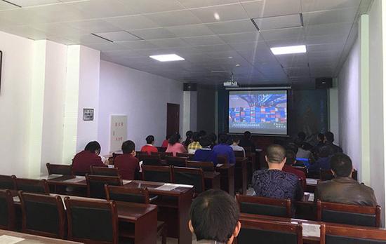 抚顺传统文化学校,学员在看宣传视频。本文图片均来自 澎湃新闻记者 李延兵 摄