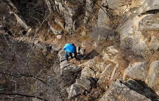 邮递员爬山送件30年 最险要路段就他一个人走