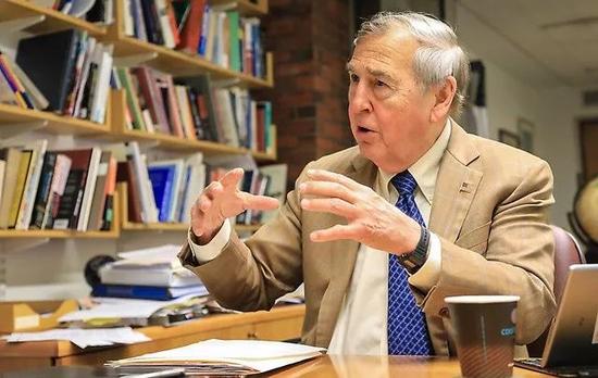 ▲格雷厄姆·艾利森谈“修昔底德陷阱”。（日本《朝日新闻》）