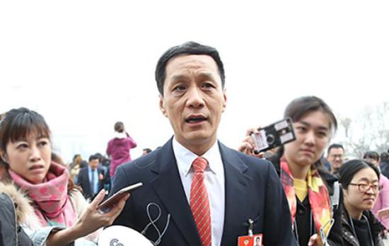 政协委员冯远征接受记者采访 视觉中国 图