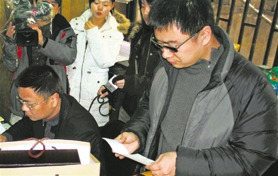 多年前,王海曾在杭州打假。新华社资料照片