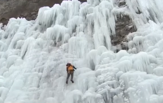 攀冰运动风靡韩国 挑战者仅靠冰镐在百米高空进发