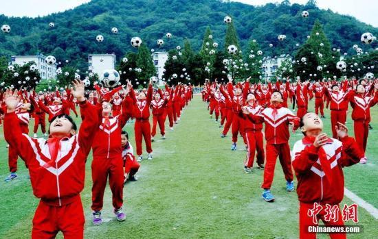 资料图:上千名小学生在操场上跳足球舞。 卓忠伟 摄