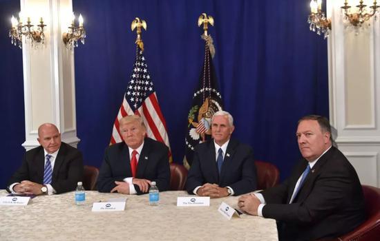▲资料图片：2017年8月10日，（从左至右）美国国家安全顾问麦克马斯特、特朗普、美国副总统彭斯和蓬佩奥在新泽西。（法新社）
