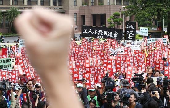 侯汉廷表示,“劳基法”修正案明显不利劳工,民进党却要硬干。(图片来源:台湾“联合新闻网”)