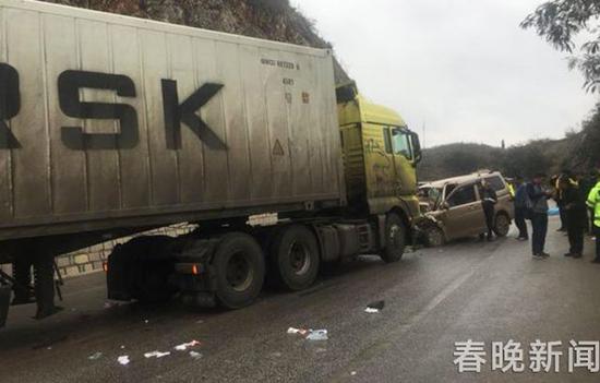 澎湃新闻:云南文山大货车与面包车相撞 3人身亡2人受伤(图)