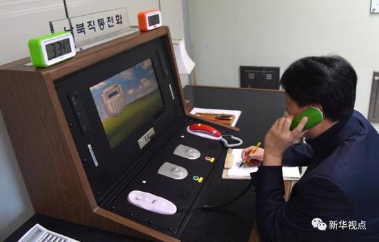 1月3日,在朝鲜半岛中部的板门店,韩方工作人员通过朝韩联络热线与朝方联系。新华社发(韩国统一部提供)