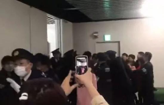▲在东京成田机场,中国游客与日本警察发生冲突。