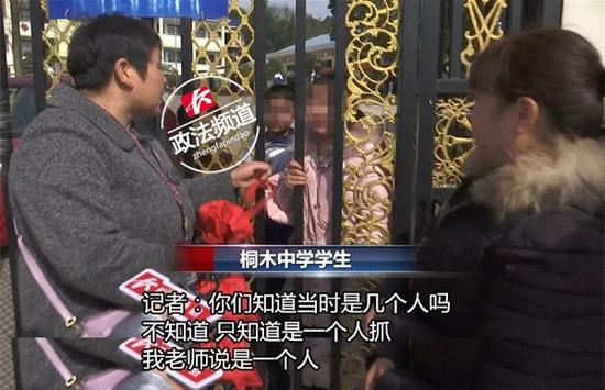 被对方捂住嘴巴 女孩咬住对方手掌挣脱