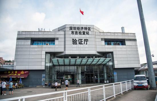 拆除之前的深圳布吉“二线关”联检大楼(2015年6月5日摄)。 东方IC 资料图