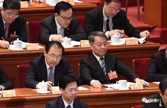 3月10日全国政协十三届一次会议第三次全体会议,杨传堂在主席台就坐