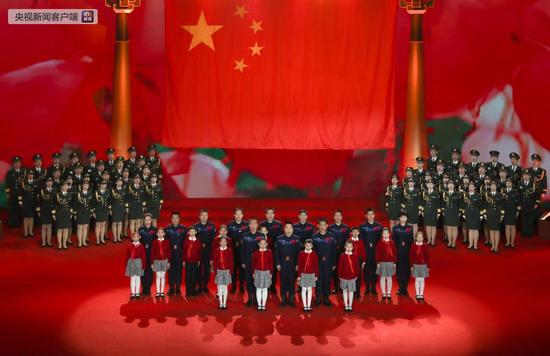 在时代楷模发布仪式现场,航天员与全场观众一起合唱《歌唱祖国》。